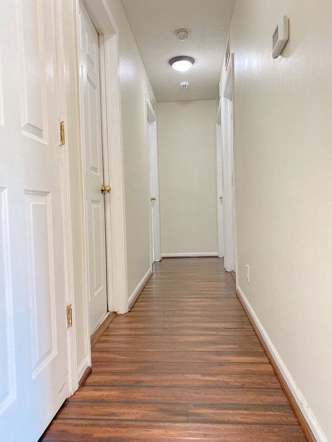 Building Photo - Stunning 5 bedroom, 2 bathroom house!