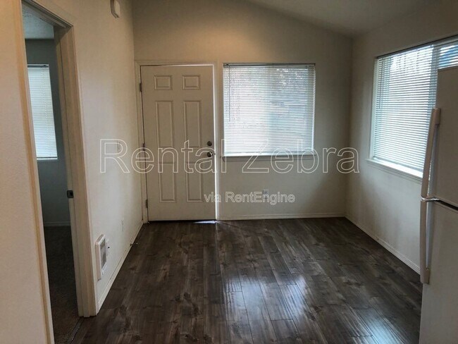 Building Photo - 208 SE 4th St