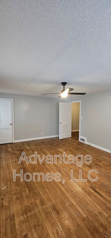 Building Photo - 612-614 E 63rd Terrace