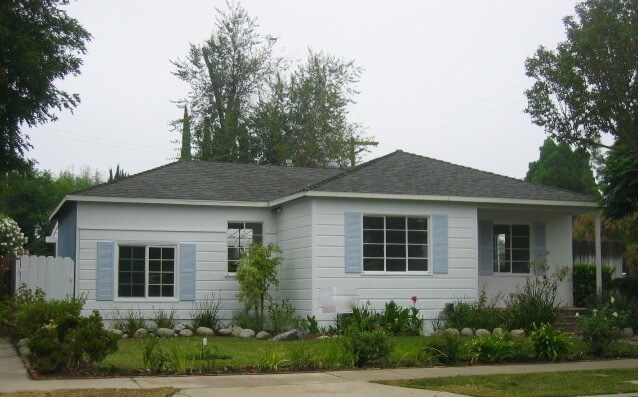 Building Photo - 5726 Encino Ave