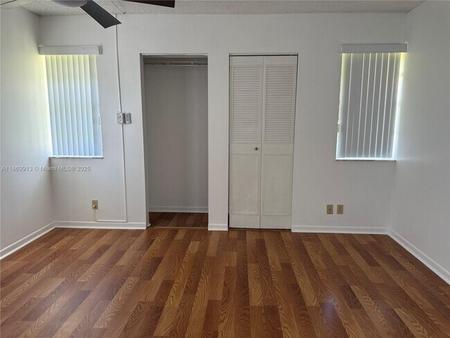 Building Photo - 9906 Twin Lakes Dr