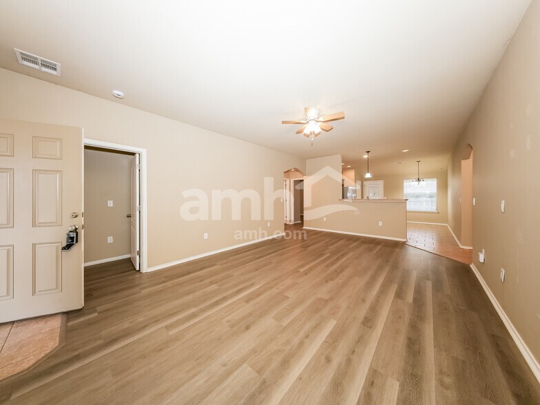 Building Photo - 613 E Juniper Ln