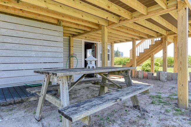 Building Photo - FURNISHED OFF-SEASON MONTHLY RENTAL-STARTING MID-SEPTEMBER '25 (CALL FOR AVAILABLE MONTHS)