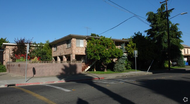 Primary Photo - 331 Willow St