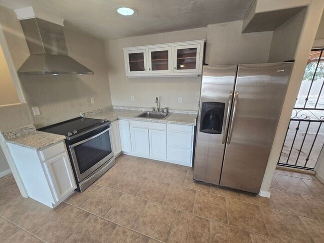 Building Photo - Spacious 3bd/1ba in a HUGE GATED Property!