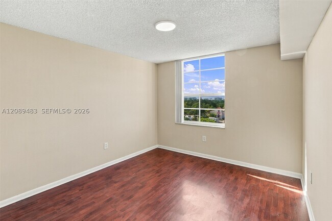 Building Photo - 520 SE 5 Ave