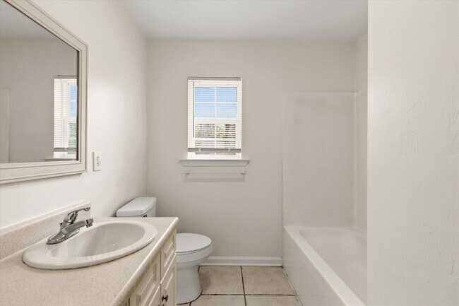 Building Photo - 735 Putnam Dr