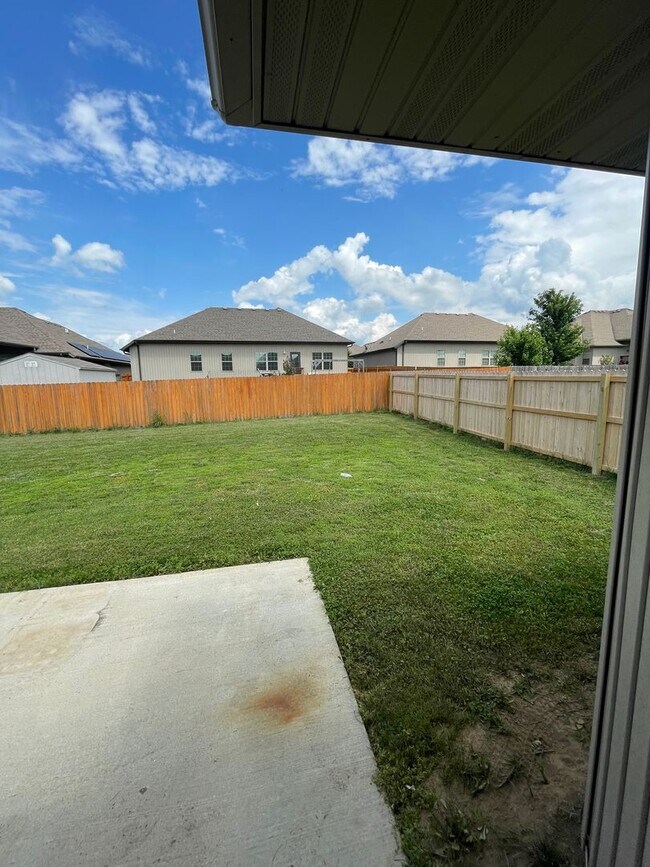 Building Photo - Executive Rental - Old Castle Estate Subdivision - Nixa