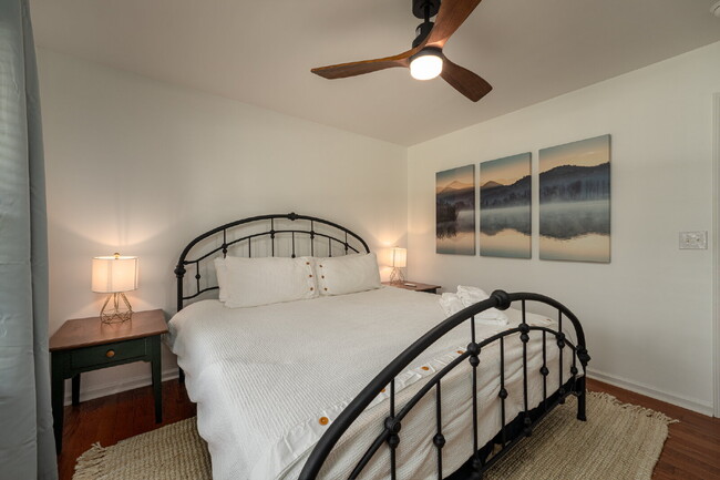 Building Photo - Mountain Lux Home - Centrally Located in Brevard! Furnished Mid- Term Rental Available from Novem...