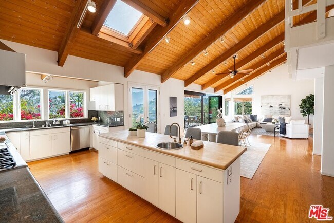 Building Photo - 21338 Colina Dr