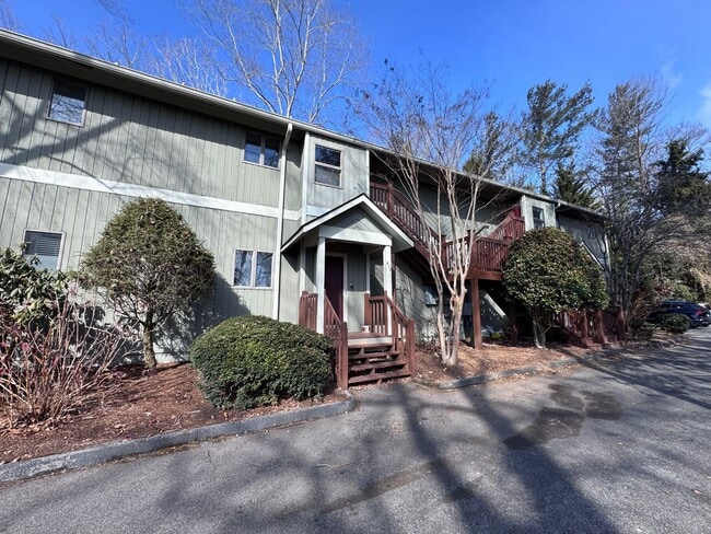 Building Photo - Central AVL Condo - Huge Deck, Views and Community Pool