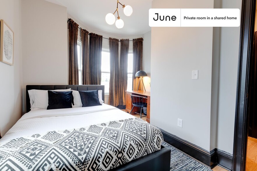 Building Photo - Private bedroom in 4 bed/1.5 bath Home