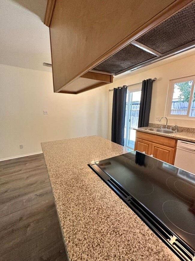 Building Photo - 2 Bedroom Updated Duplex
