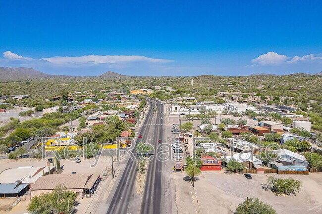 Building Photo - 6041 E Valley Way