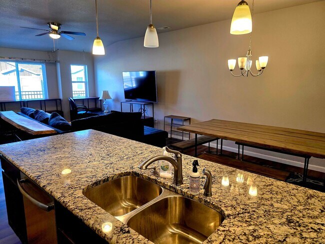 Building Photo - Charming 3 bedroom Townhome