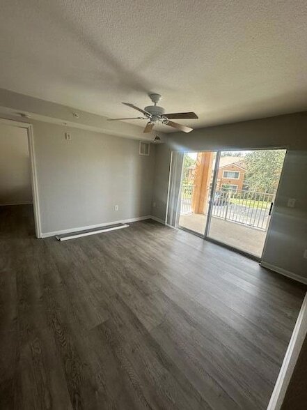 Building Photo - 141 SW Palm Dr