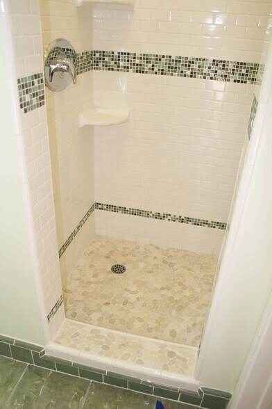 Building Photo - 831 Alandele Ave