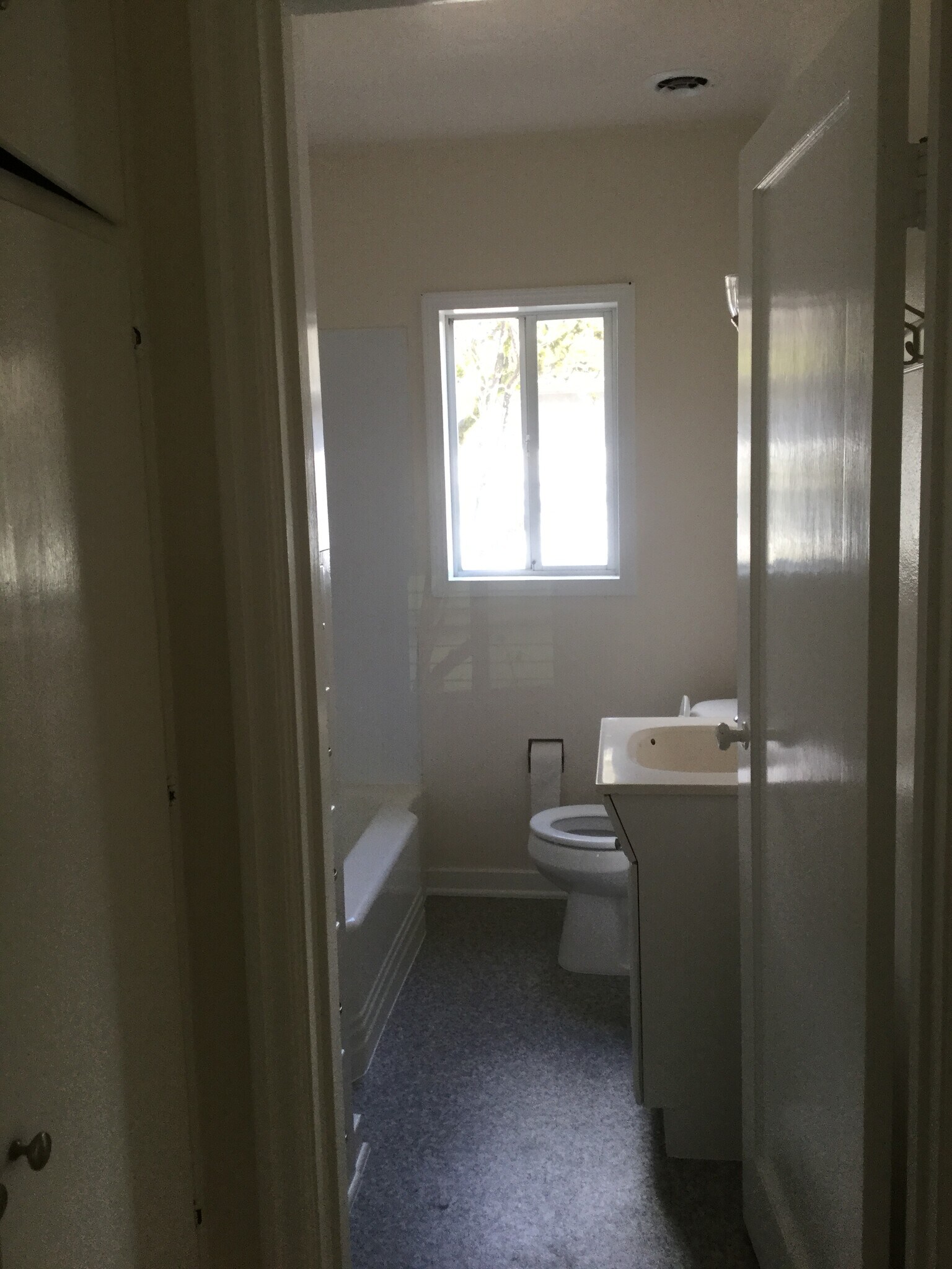 Updated bathroom with shower/bath tub - 1008 E 2nd St