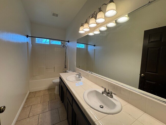 Building Photo - Spacious home with a pool! MOVE IN SPECIAL