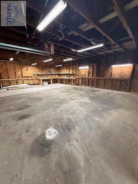 Building Photo - 498 W Bay St