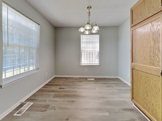 Building Photo - Charming 4-Bed, 2-Bath Home in Kansas City with Garage