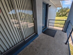 Building Photo - 2nd FL Condo 2Bed 1Bath Off Street Parking