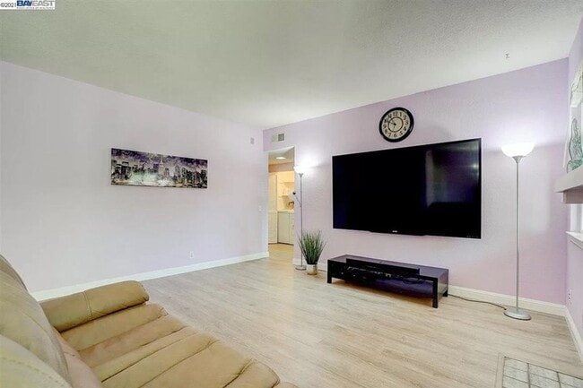 Building Photo - $2990 / 2 BR - GORGEOUS MEADOWBROOK CONDO ...