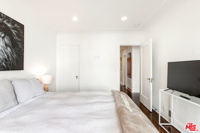 Building Photo - 460-460 N Alfred St