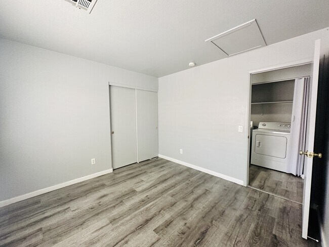 Building Photo - 10911 Vallerosa St