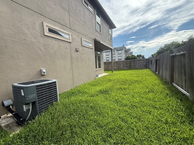 Building Photo - 13216 Green Hills Dr