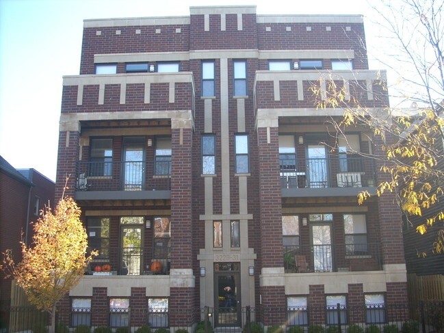 Building Photo - 3229 N Kenmore Ave