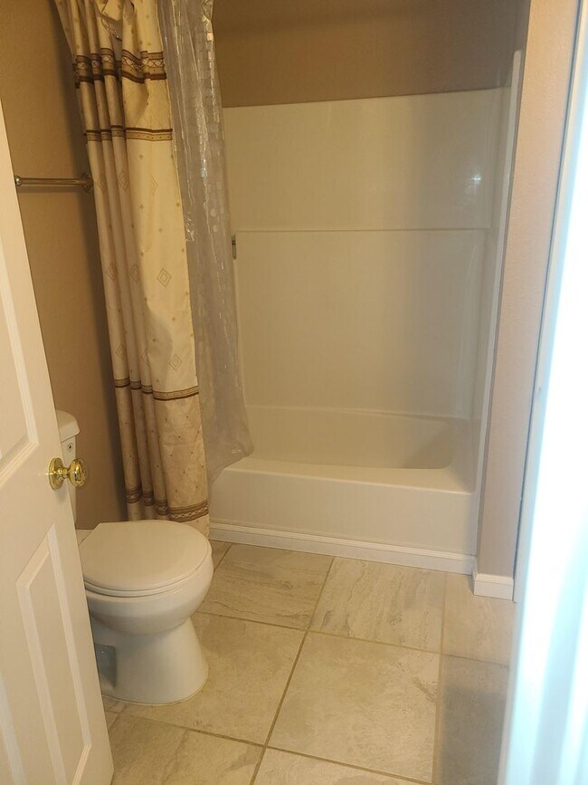 Building Photo - 5 Bedroom 3.5 Bathroom in Bothell (North C...