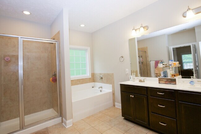 Building Photo - "Large 3-Bedroom plus BONUS Retreat with S...