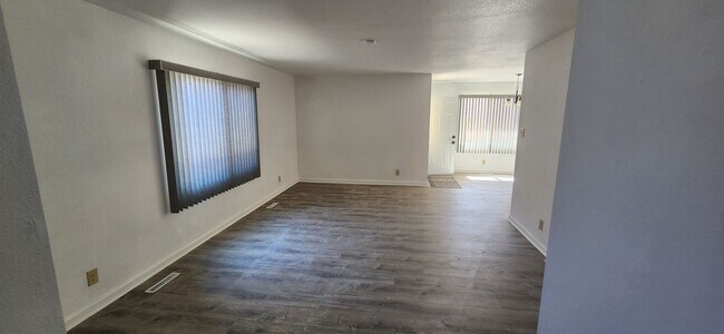 Building Photo - MOVE IN SPECIAL 1/2 OFF FIRST FULL MONTHS RENT.  ALL PROSPECTIVE TENANTS MUST SUBMIT A $58 NON-RE...