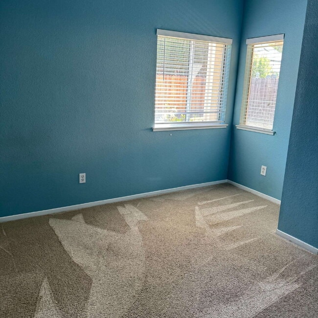 Building Photo - Great location near park and shopping