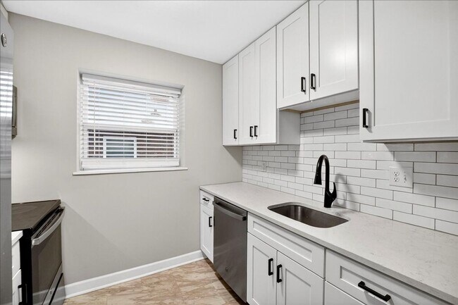 Building Photo - Robbie Junior