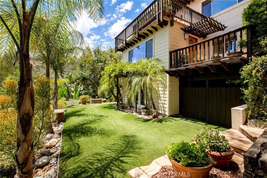 Shared Backyard - 8729 Hollywood Hills Rd