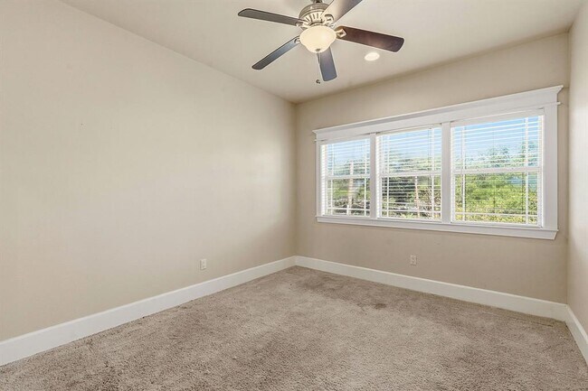 Building Photo - 1305 Cometa St