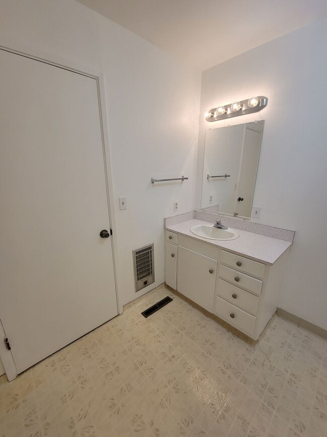 Building Photo - Spacious 3/2 Home Located in the Stanmar c...