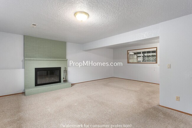 Building Photo - Spacious Four Bedroom Split-Level Home In Milwaukie!