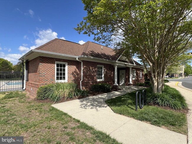 Building Photo - 13051 Park Crescent Cir