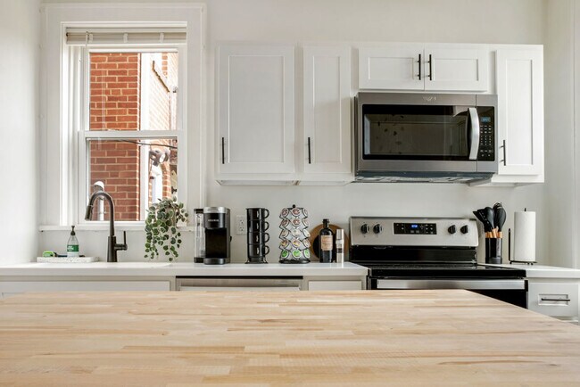 5918 Kitchen - 5918 Wanda Ave