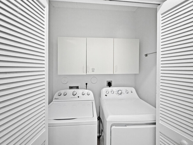 Building Photo - 4866 SW 32nd Terrace