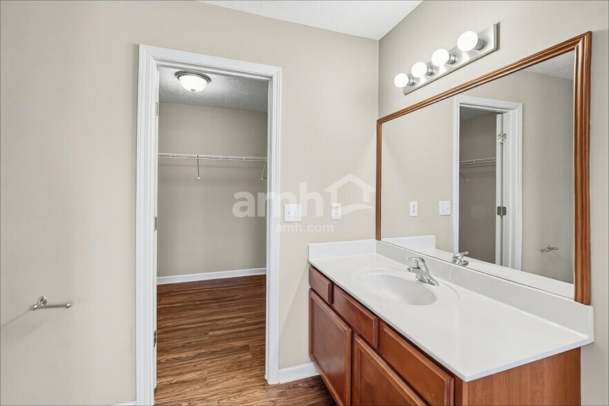Building Photo - 620 Buck Cherry Way