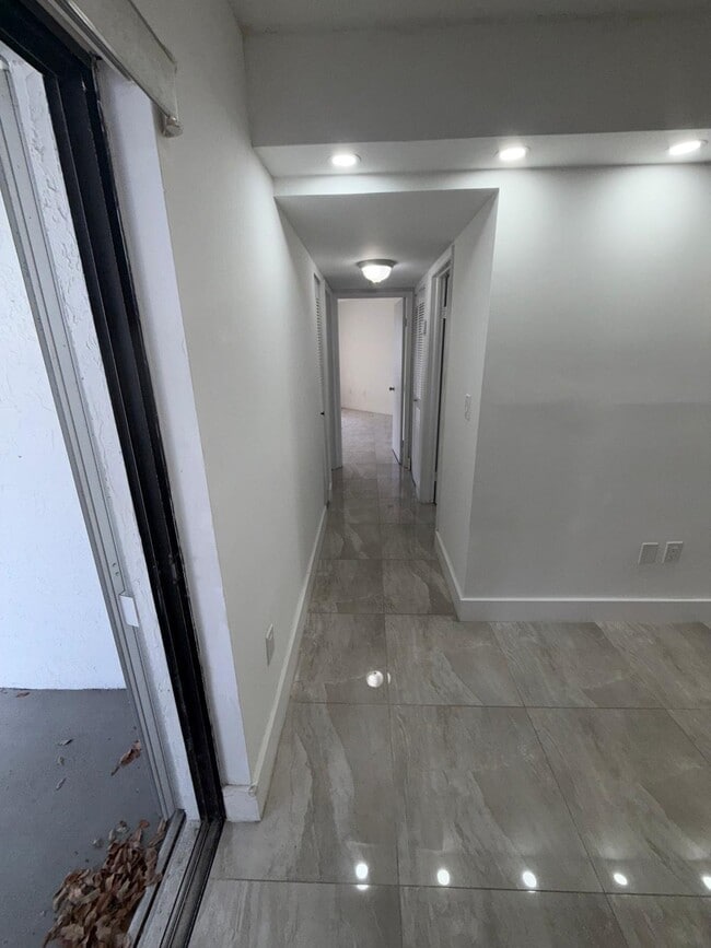 Building Photo - 9405 Fontainebleau Blvd