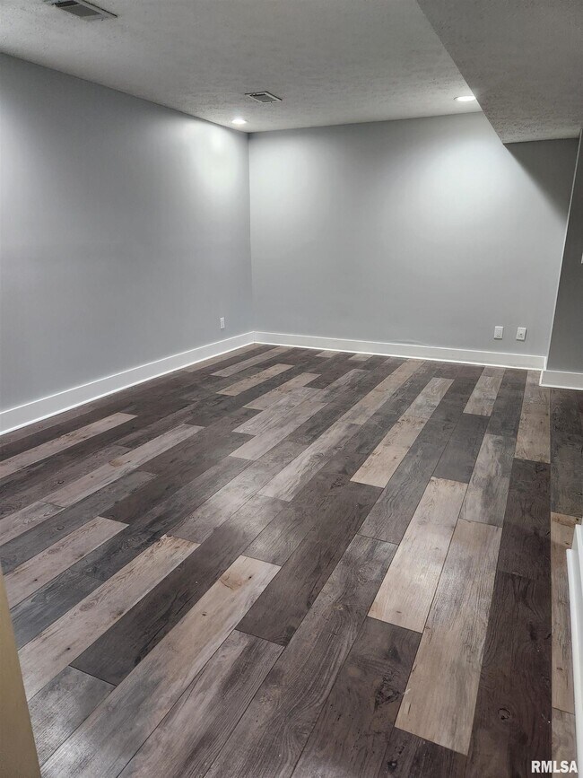 Building Photo - 3439 N Willow Ct