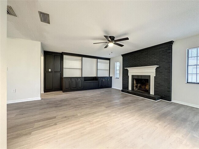 Building Photo - 722 W Alamo Dr