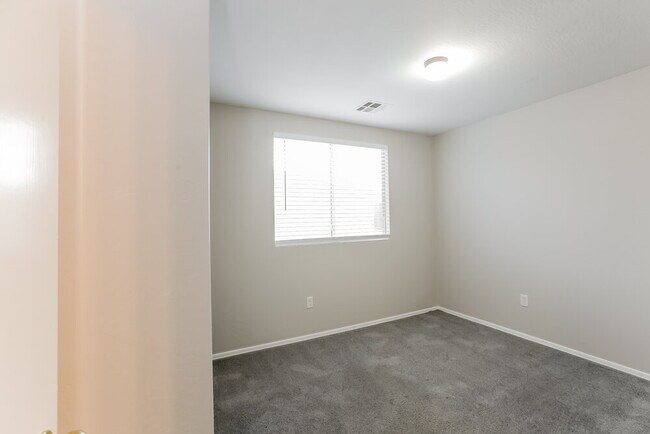 Building Photo - 7005 S 40th Ln