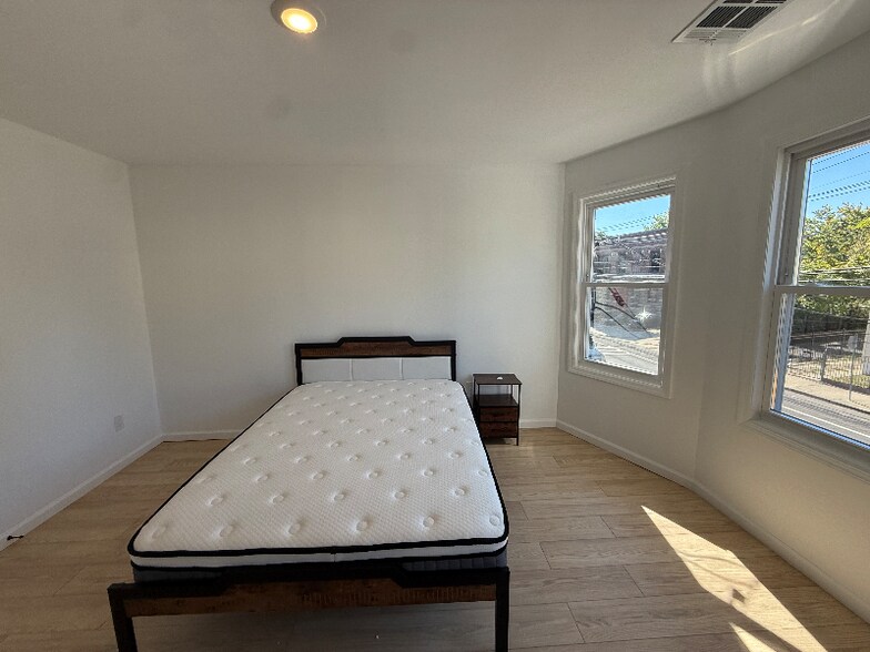 Building Photo - 32 Palm St