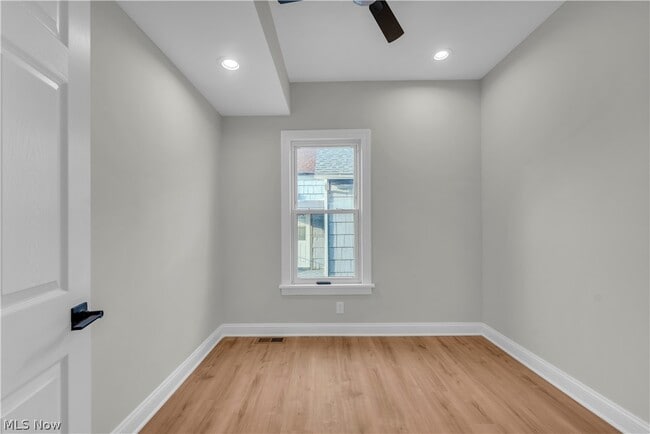 Building Photo - 1330 W 67th St